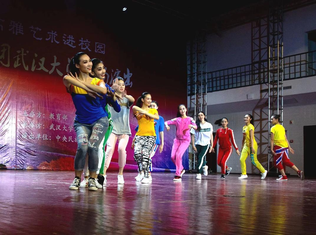 舞動青春，傳承文化——中央民族歌舞團《青春萬歲》走進校園